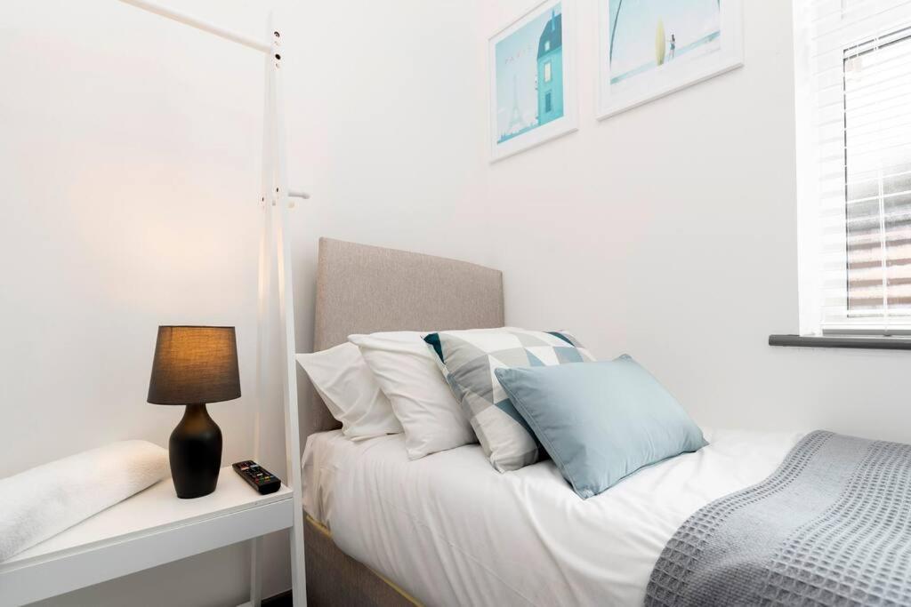 Modern Centrally Located 3 Bed Property With Tvs In Each Bedroom Super Fast Wifi And Crisp White Hotel Linen Hosted By Our Home Short Stays Darlington  Exterior foto