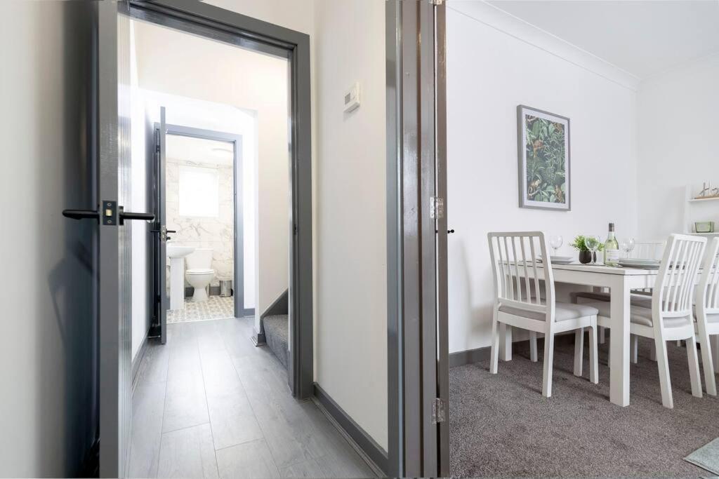 Modern Centrally Located 3 Bed Property With Tvs In Each Bedroom Super Fast Wifi And Crisp White Hotel Linen Hosted By Our Home Short Stays Darlington  Exterior foto