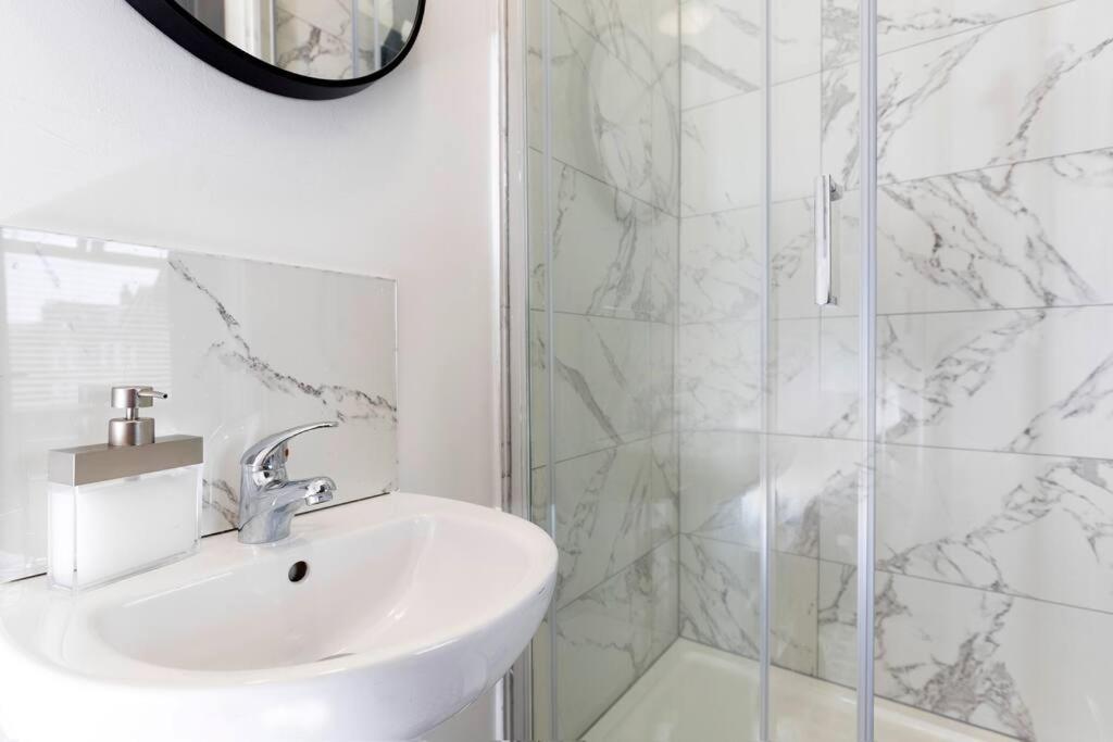 Modern Centrally Located 3 Bed Property With Tvs In Each Bedroom Super Fast Wifi And Crisp White Hotel Linen Hosted By Our Home Short Stays Darlington  Exterior foto