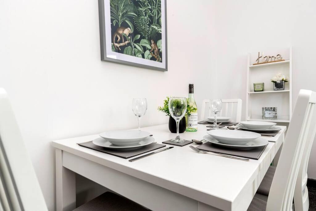 Modern Centrally Located 3 Bed Property With Tvs In Each Bedroom Super Fast Wifi And Crisp White Hotel Linen Hosted By Our Home Short Stays Darlington  Exterior foto